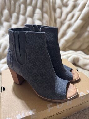 Toms Gray Floral-Embossed Peep-Toe Block Heel Mules